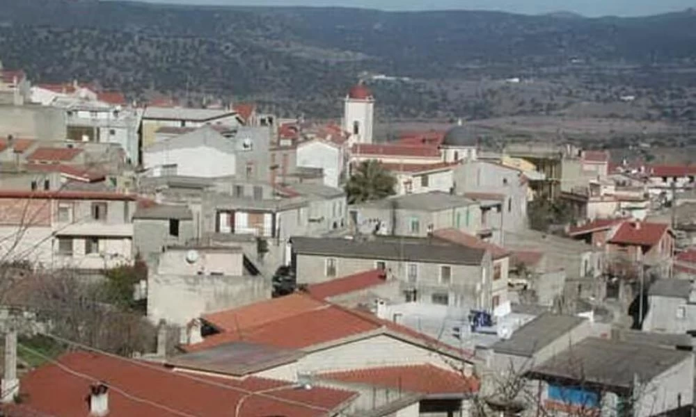 Σουρεάλ διάταγμα: Δήμαρχος στην Ιταλία «απαγορεύει» στους πολίτες να αρρωστήσουν